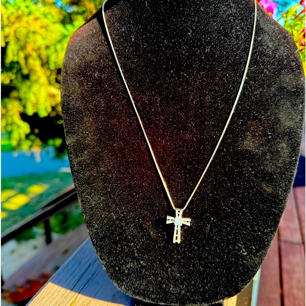Stunning sterling silver & white topaz cross ✝️